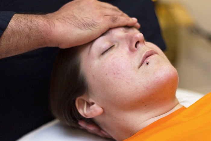 cliente en recevant un soins reiki